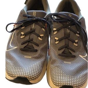 Nike Men's Gray Athletic Shoes